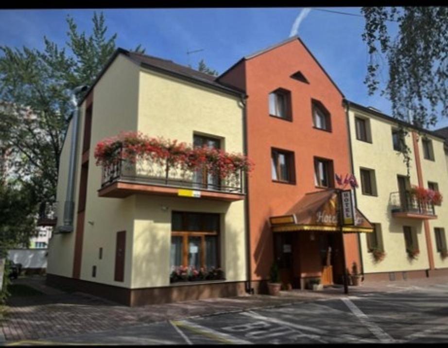 Hotel Adler チェスケー・ブジェヨヴィツェ エクステリア 写真