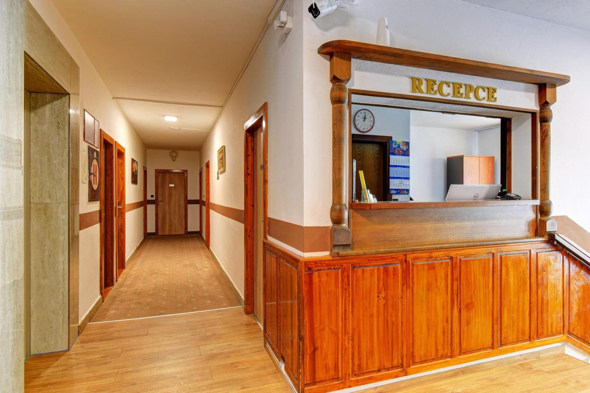 Hotel Adler チェスケー・ブジェヨヴィツェ エクステリア 写真