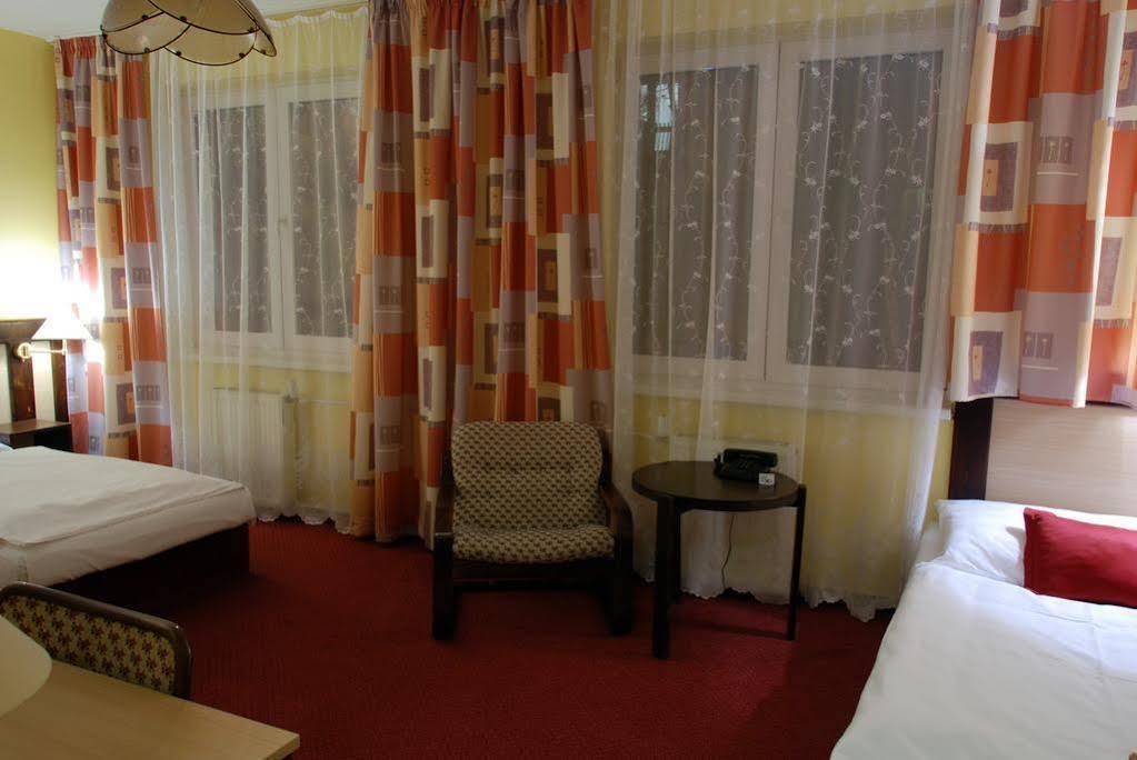 Hotel Adler チェスケー・ブジェヨヴィツェ エクステリア 写真